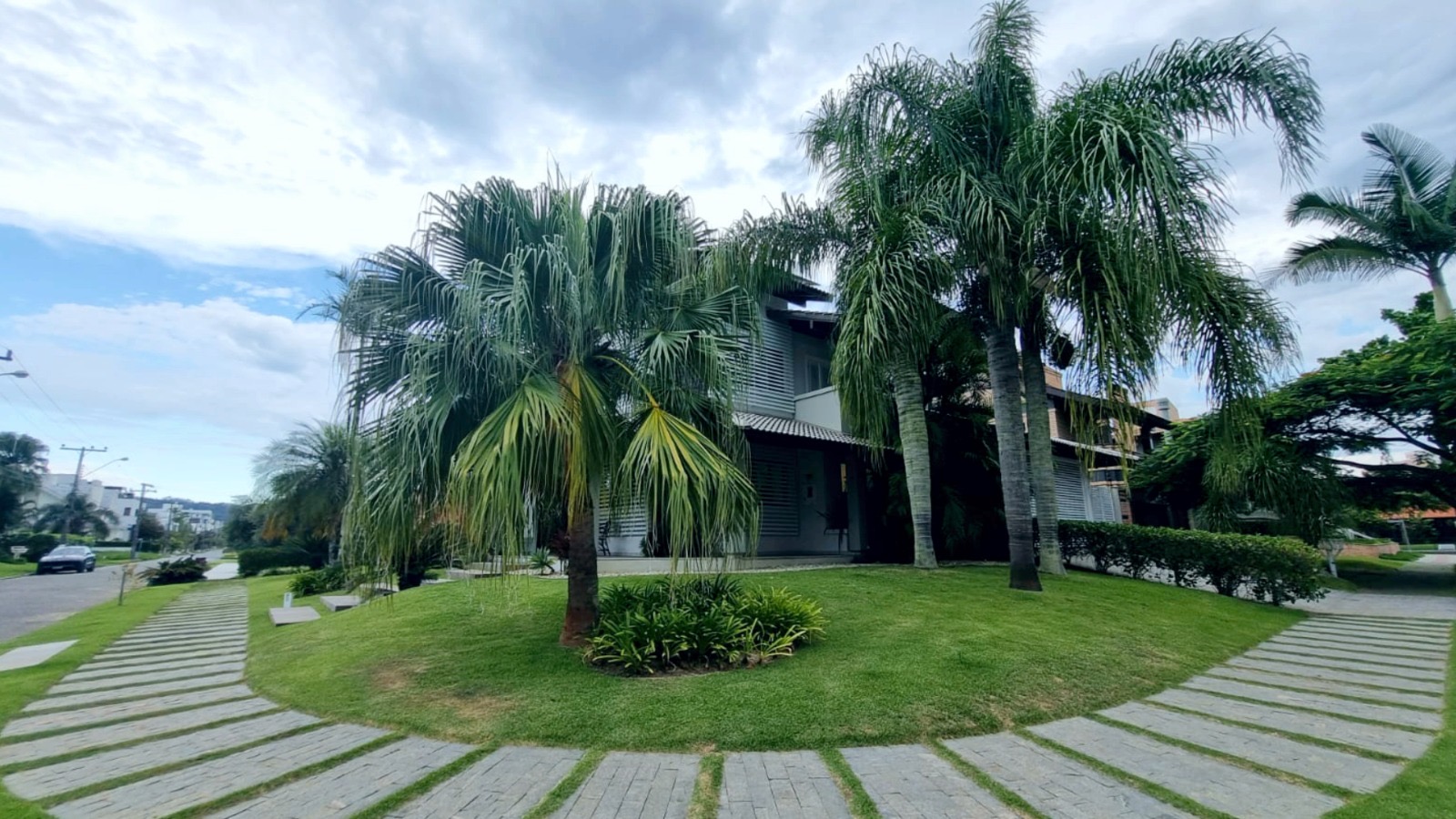 Casa de esquina a 100m da praia emJurerê Internacional