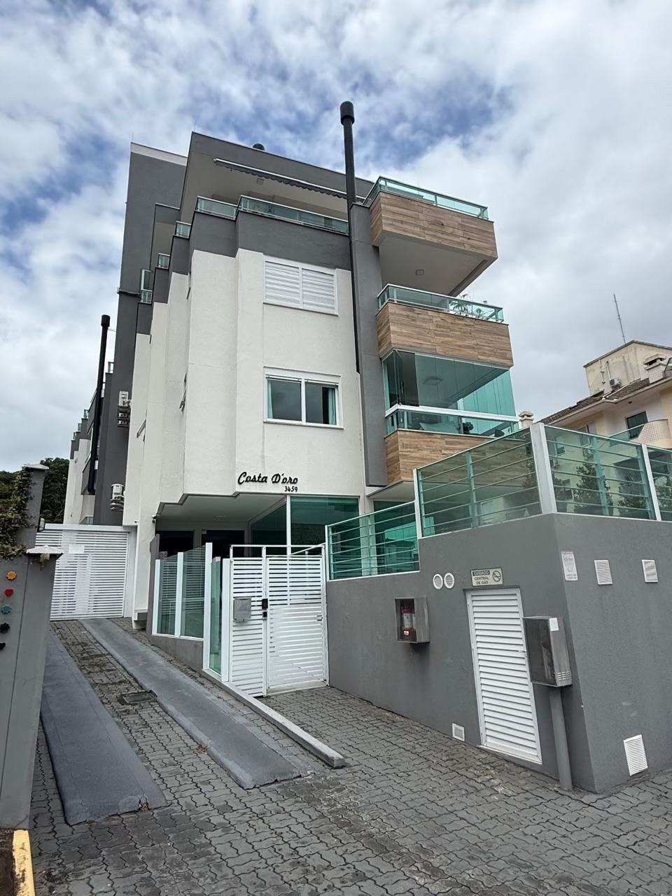 2 suítes com lavabo a 100m do mar